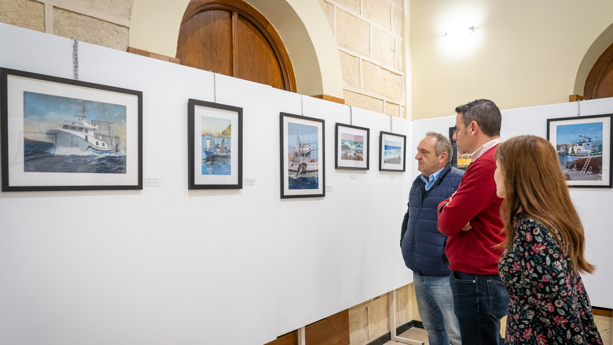 El artista muestra su obra.