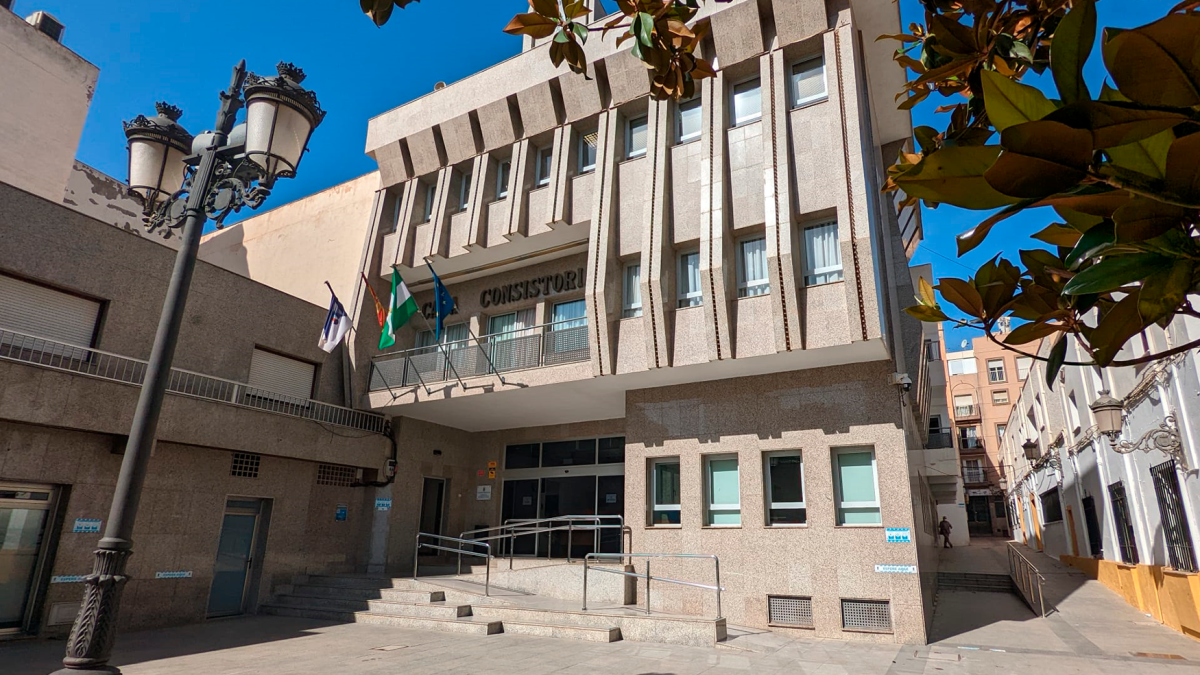 Fachada del ayuntamiento de Roquetas de Mar.