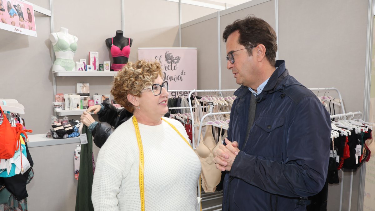 La presidenta de la Asociación de Comerciantes, Eva Maldonado, y el alcalde de El Ejido, Francisco Góngora.