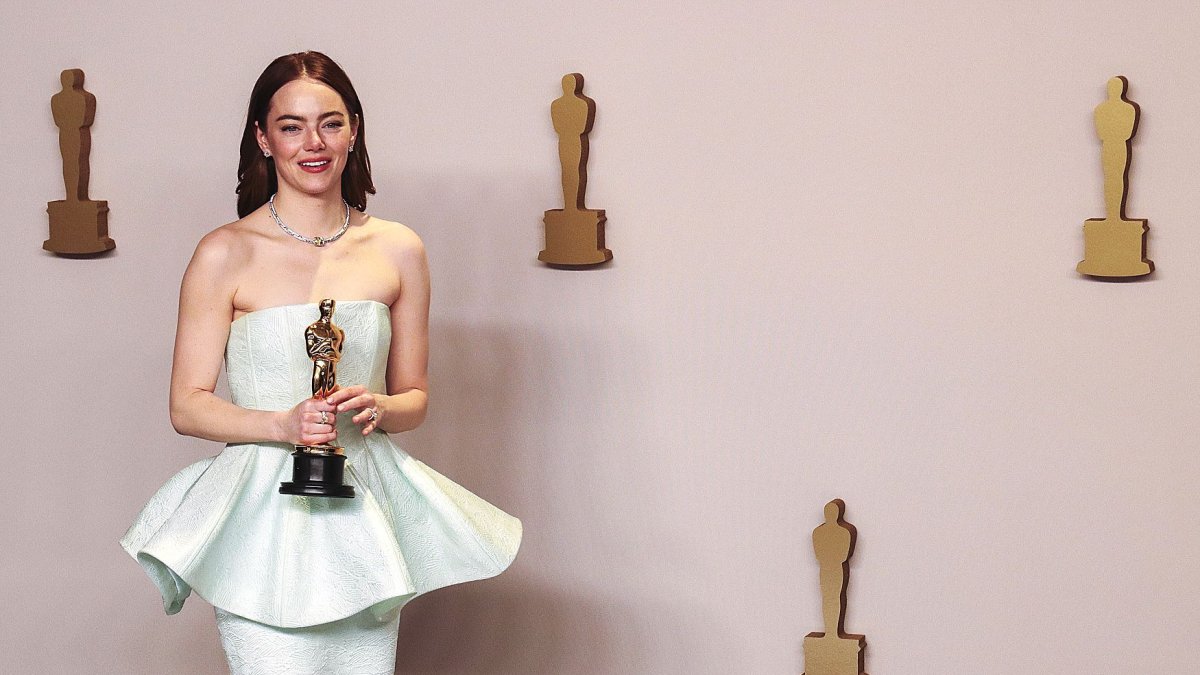 Emma Stone, tras ganar la estatuilla. Foto: Burt Harris / Zuma Press / ContactoPhoto