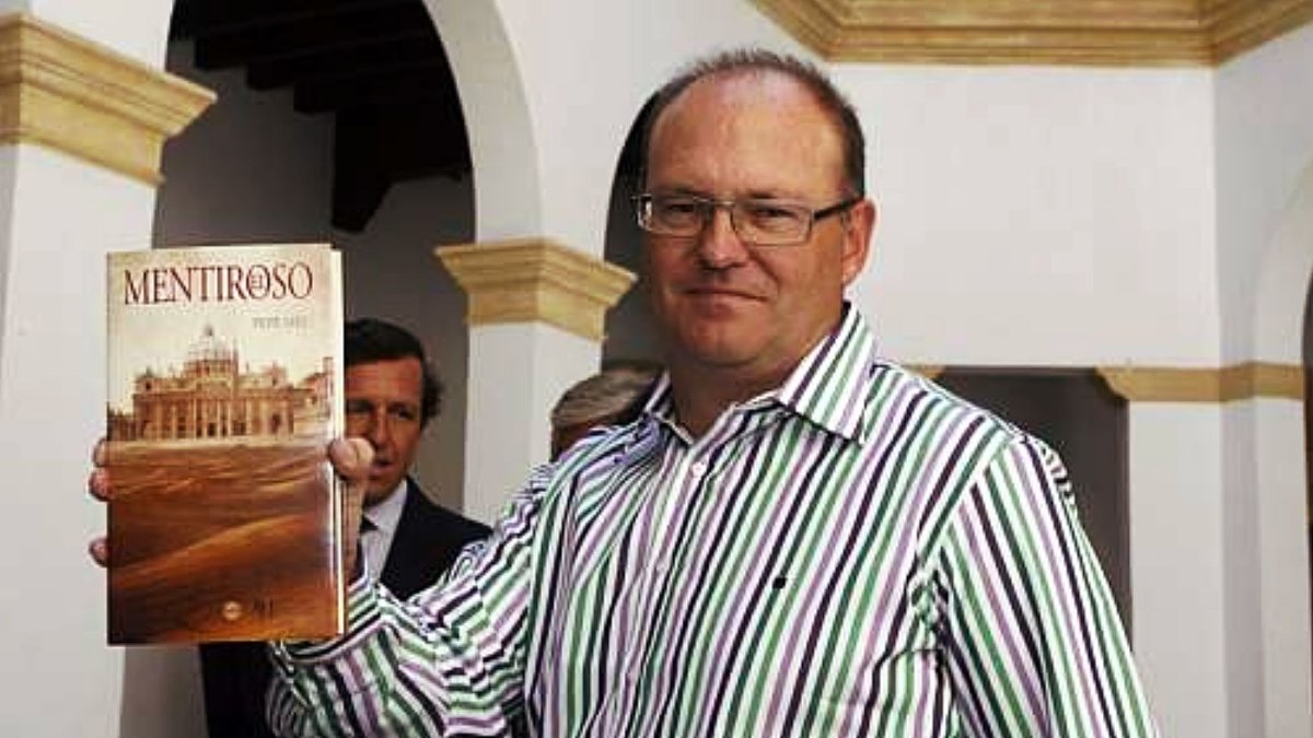 Pepe Mel mostrando su primera obra literaria.