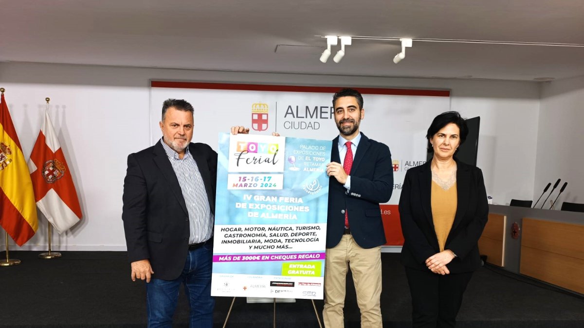 Manuel López de Premium Eventos; Joaquín Pérez de la Blanca, concejal de Turismo, Comunicaciones y Promoción, y Ana Reche, organizadora.