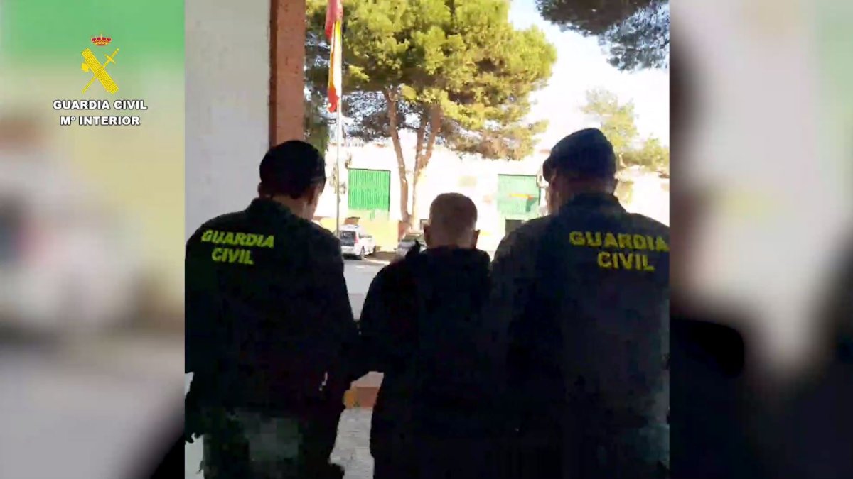 Imagen de uno de los detenidos de la trama desmantelada por la Guardia Civil.