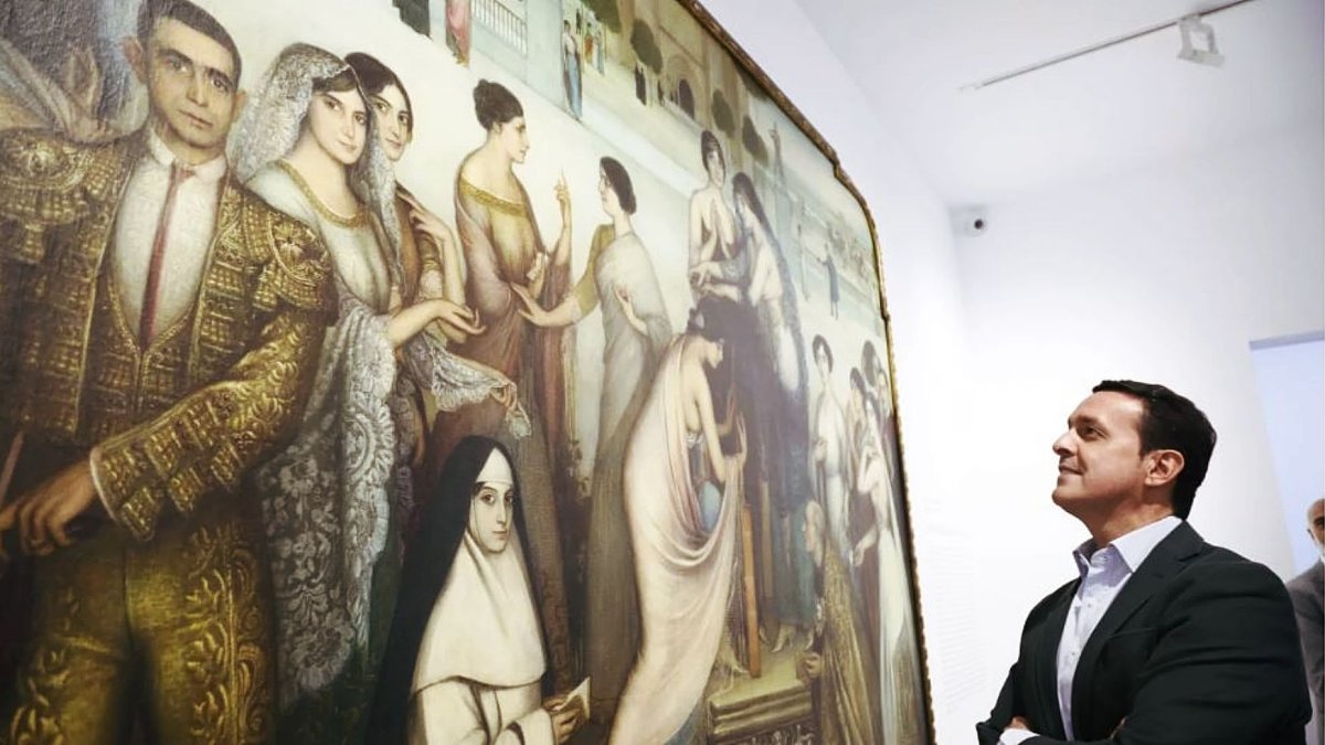 Javier Aureliano García observando el cuadro de Julio Romero de Torres