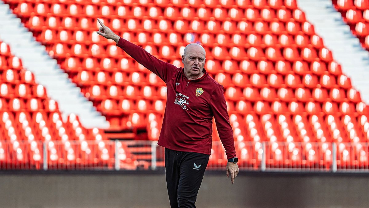 Pepe Mel ya ha dirigido su primer entrenamiento con el Almería esta tarde en el Mediterráneo.