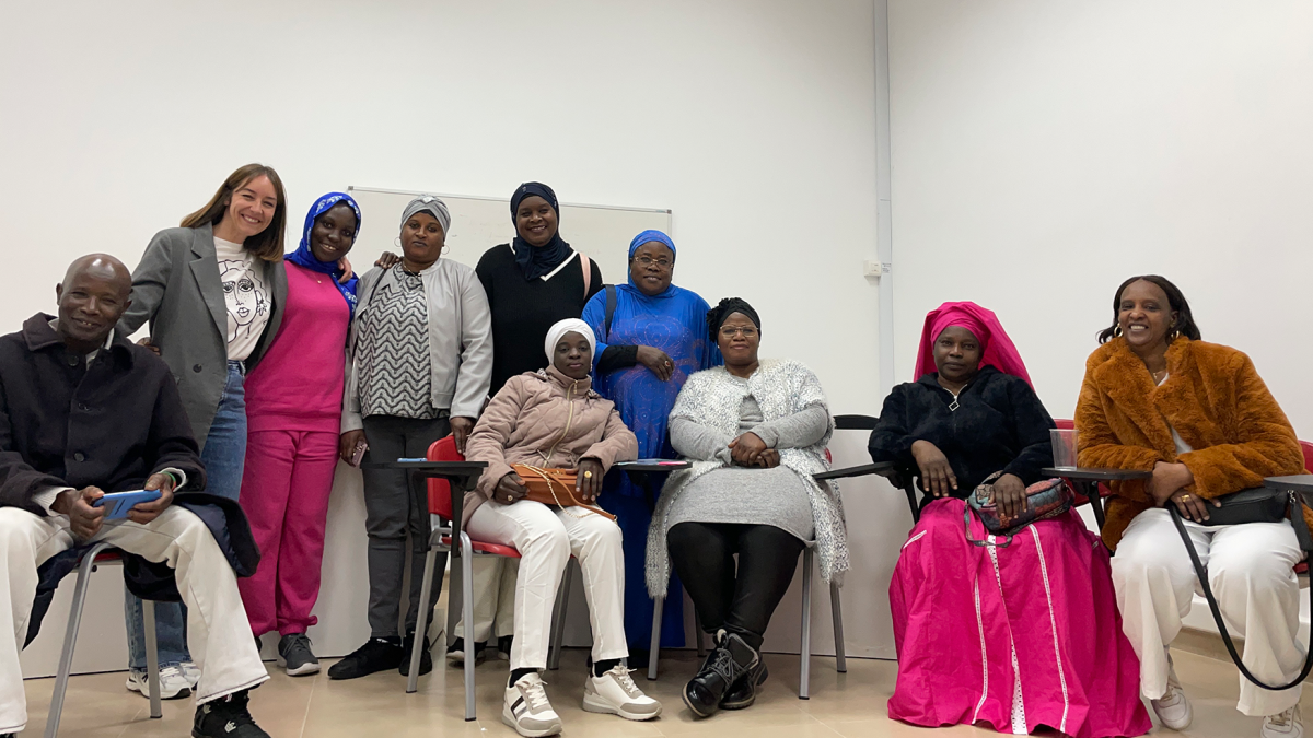 Los participantes de la reunión en una foto grupal.