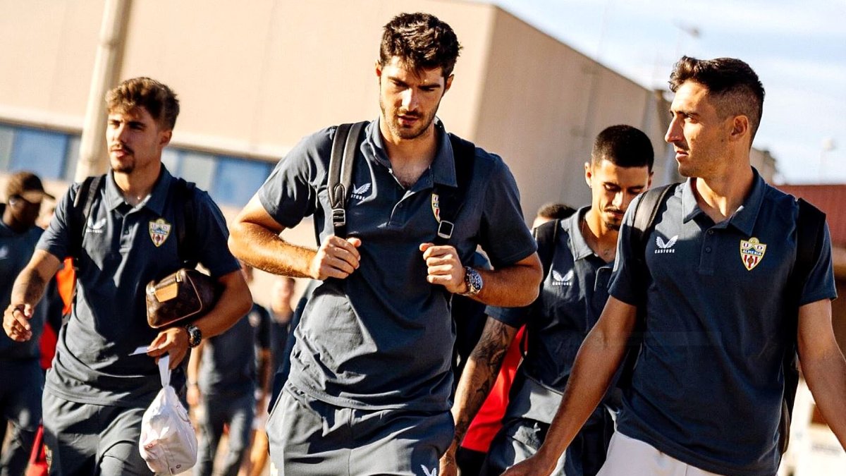 Los jugadores del Almería se pondrán a la venta.