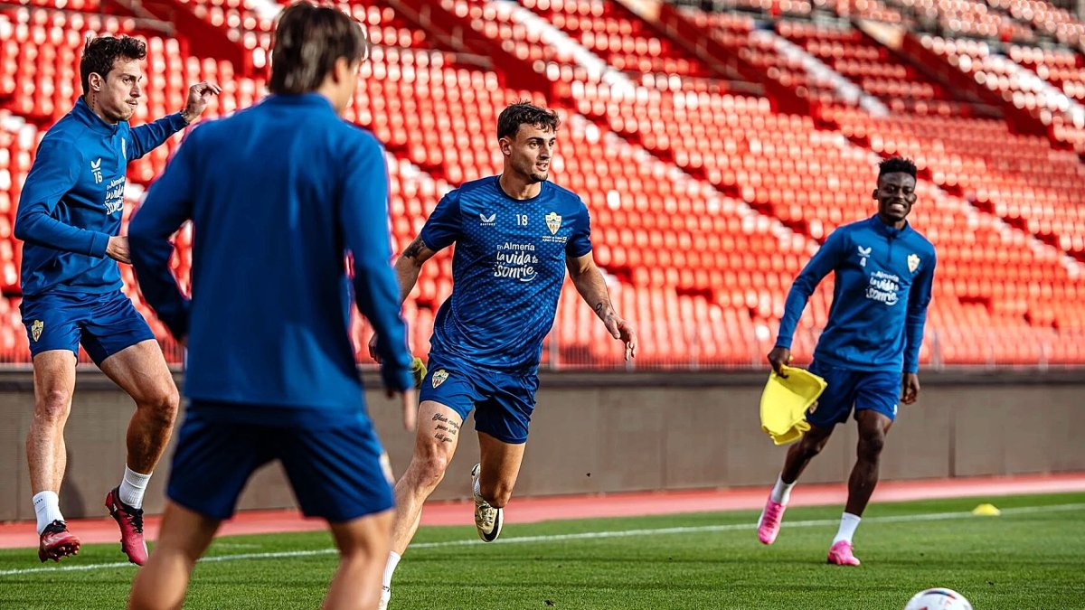 Los jugadores del Almería vuelven a estar liberados de la presión.