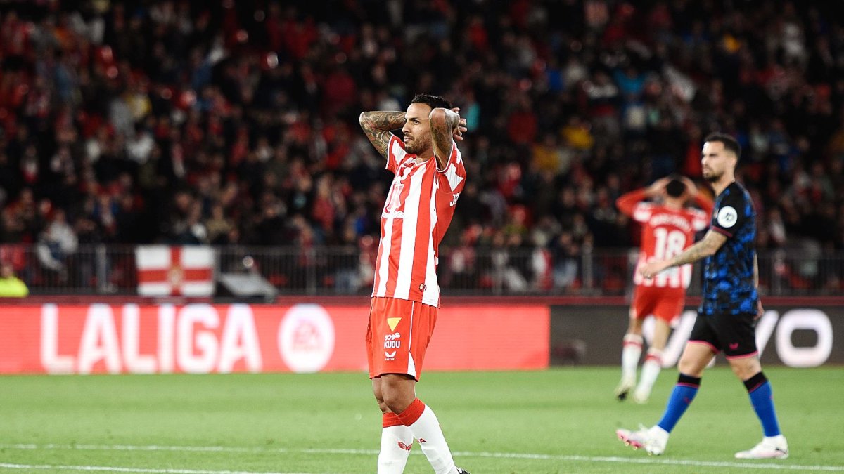 Jonathan Viera en el último partido con el Almería, donde tuvo dos ocasiones claras para hacer gol.