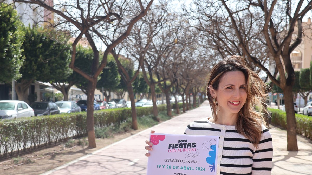 La edil de Cultura, Elena Gómez, con el cartel de San Marcos en vivo 2024.