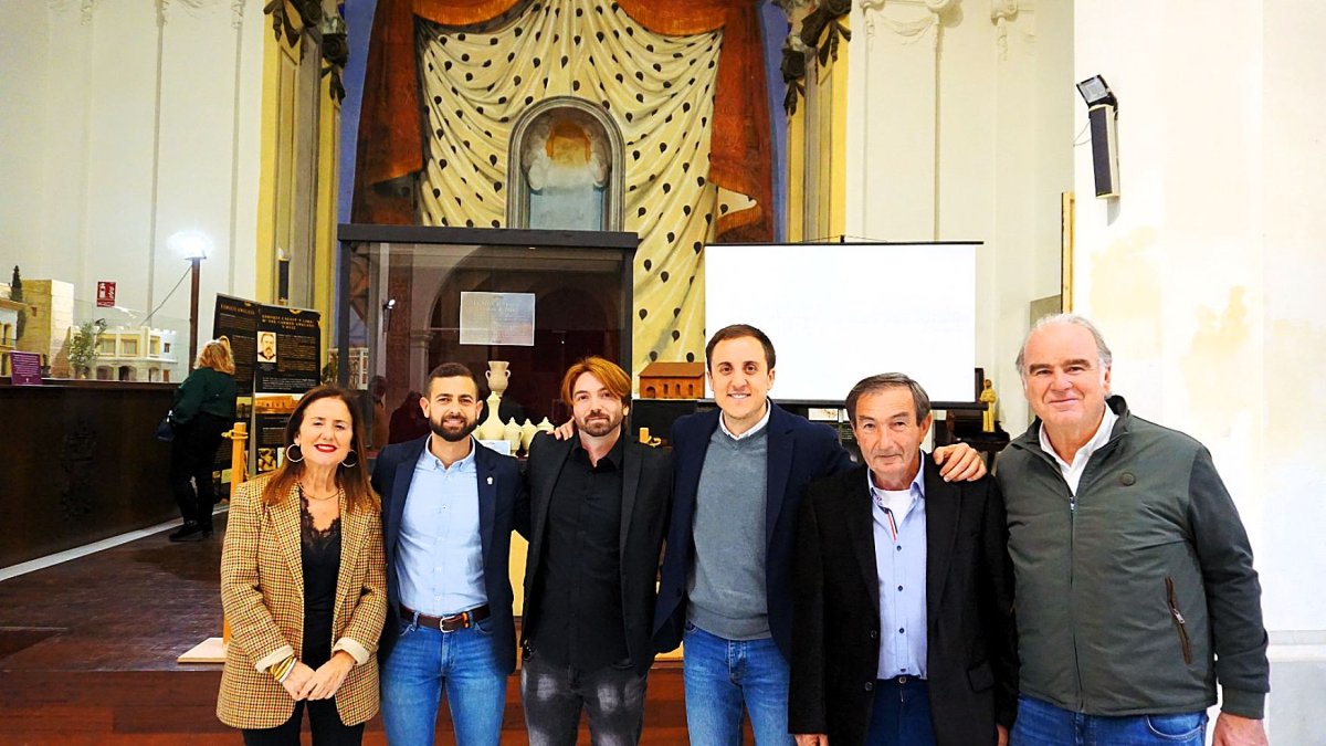 La corporación municipal ha arropado a los artesanos locales Salvador Hernández padre e hijo en la inauguración de la exposición.