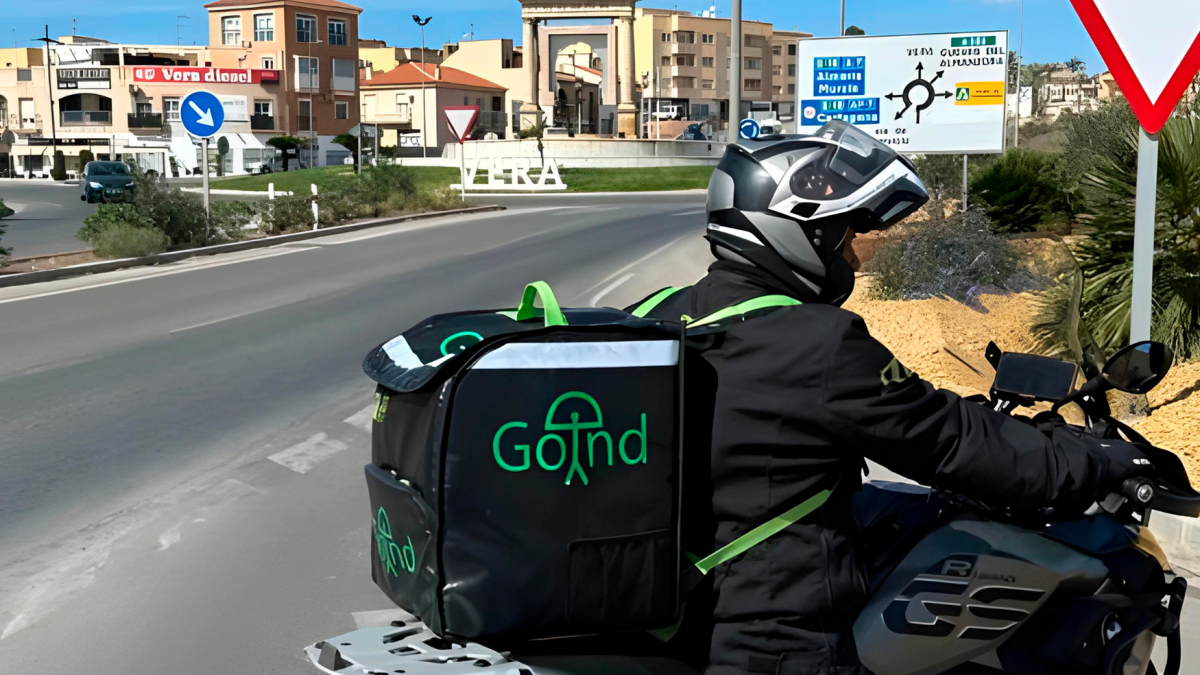 Un repartidor de GoInd en una de las entradas de Vera.