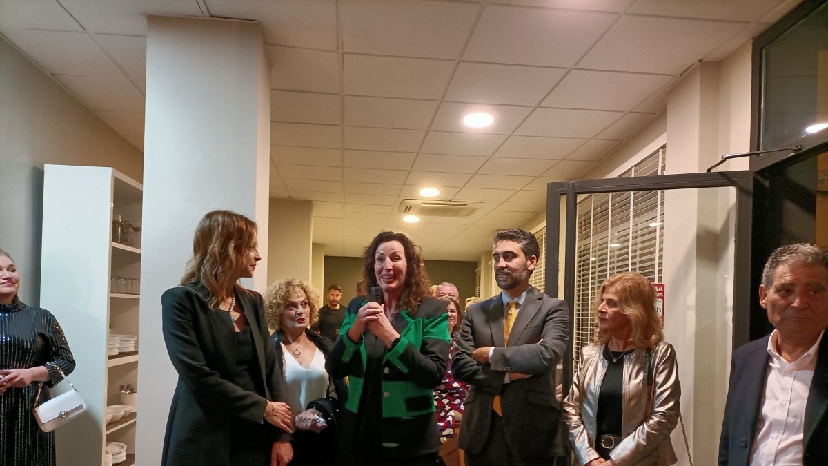 La alcaldesa presentando el acto junto con la directora del hotel, la concejala Paola Laynez, el diputado Carlos Sánchez y otras personalidades