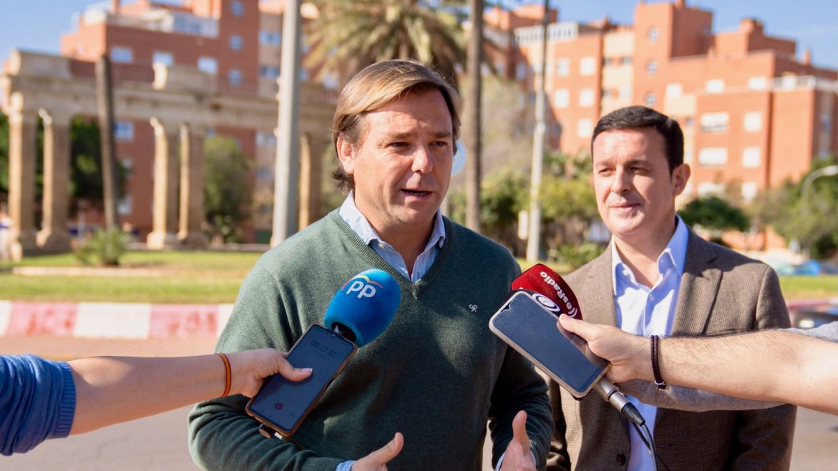 El secretario general del PP de Andalucía, Antonio Repullo, y Javier A. García, presidente del PP de Almería.