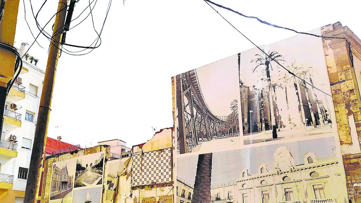 Solar caótico de la calle Mariana, lugar de paso de varias cofradías y camino hacia la Alcazaba.