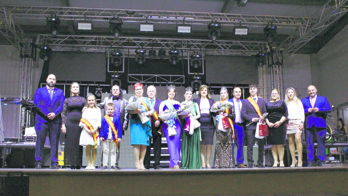 Reinas y Reyes de las fiestas, junto con las autoridades municipales.