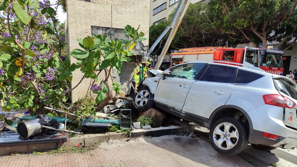 El vehículo chocó contra un muro.