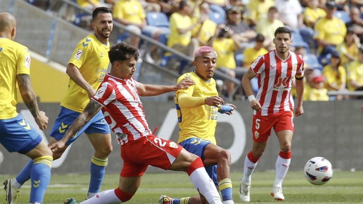 Marcos Peña disputando un balón en la primera mitad del choque con Julián Araújo.