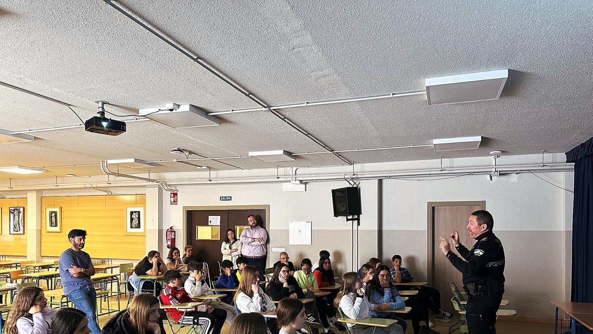 La Policía Local de Huércal-Overa imparte charlas a los alumnos del IES Cura Valera.