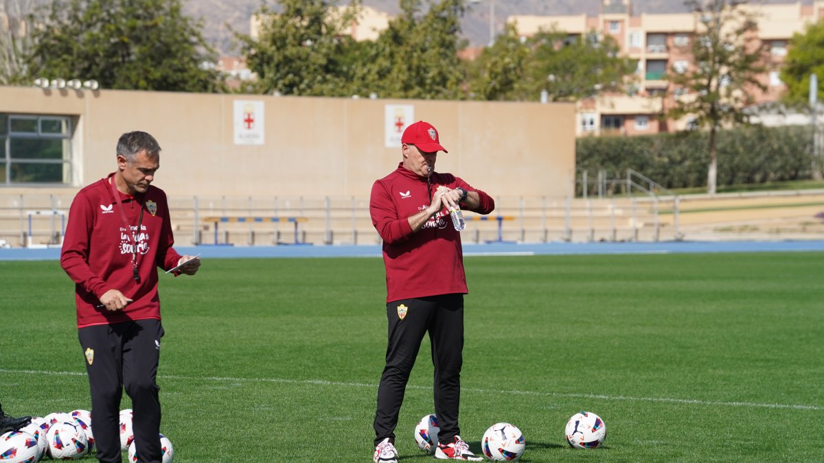 Pepe Mel en el entrenamiento de este lunes en el Anexo.