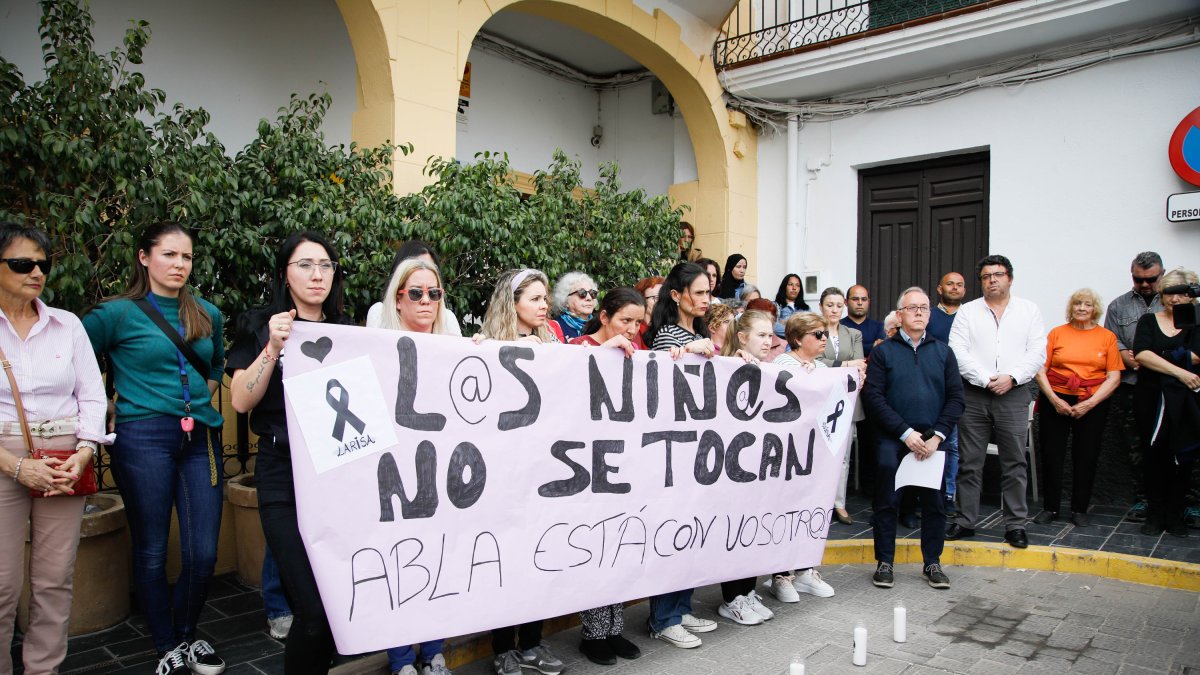 Concentración en Abla en repulsa por el asesinato de las menores.