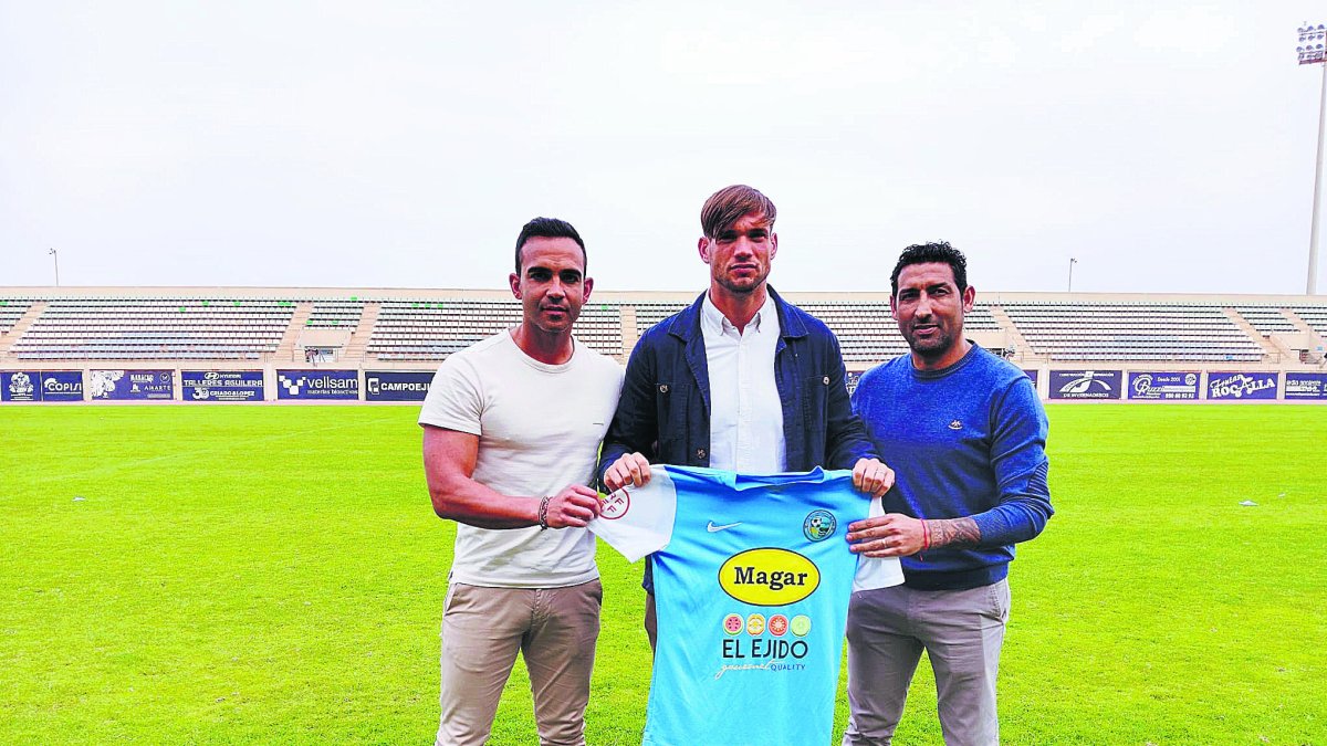 El nuevo entrenador del Poli junto a su cuerpo técnico