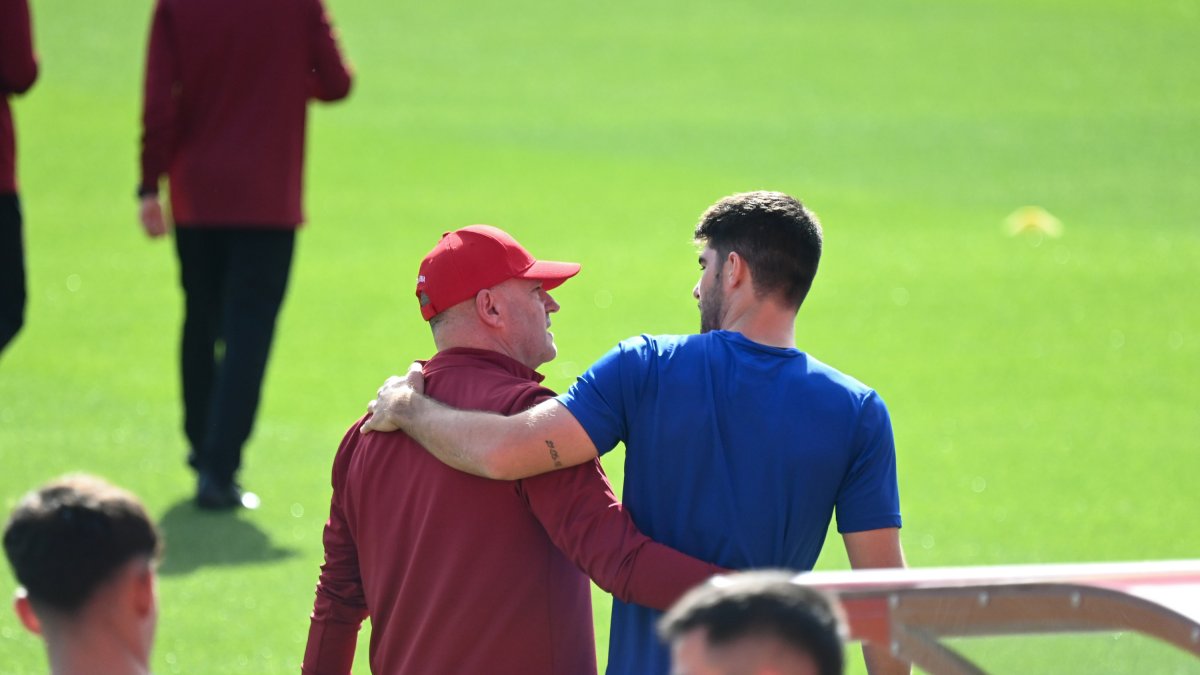 Pepe Mel y Melero hablando del estado de salud del Almería.