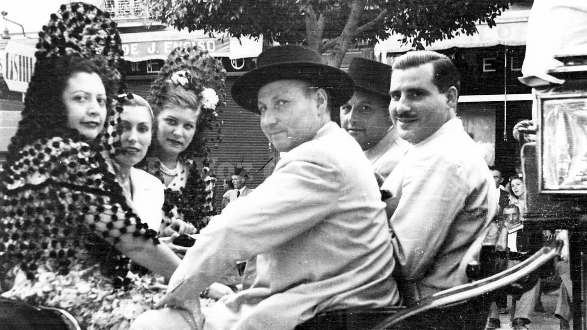 Don Emilio Pérez Manzuco, con su bigote de galán, recorriendo el Paseo en coche de caballos en una tarde de Feria.