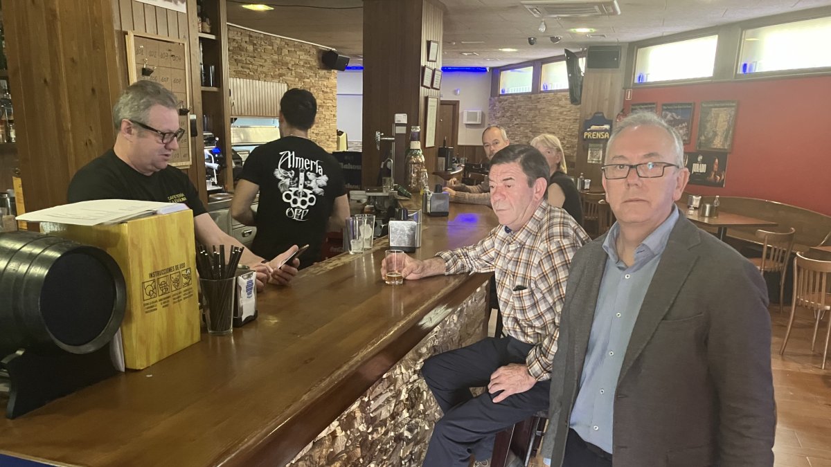 Bar La Esquina de Abla, donde ayudaba Alina. Se ve al alcalde en primer plano.