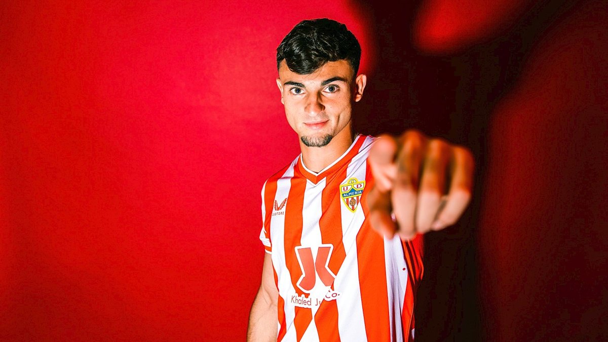 Marc Pubill en su primera imagen como jugador del Almería.