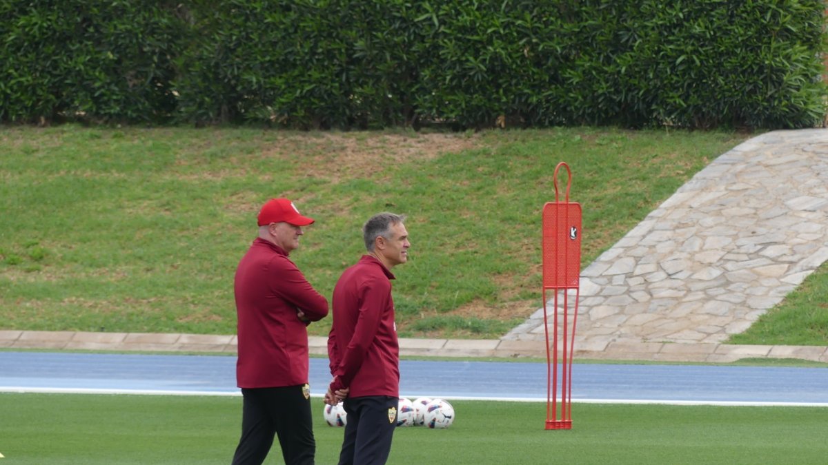 Pepe Mel y su segundo entrenador Nacho Pérez
