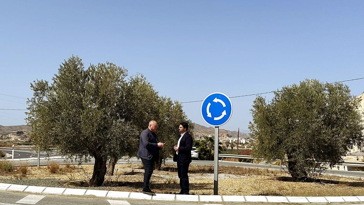 El alcalde y el parlamentario andaluz visitan uno de los puntos desde dónde debe partir la nueva vía.