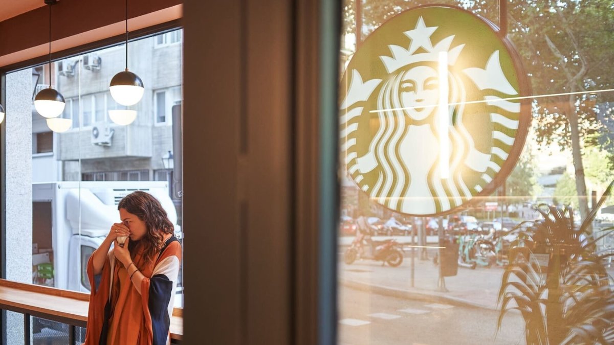Interior de una cafetería Starbucks.