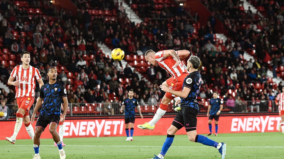 Milovanovic marcando su primer gol en Primera al Sevilla.