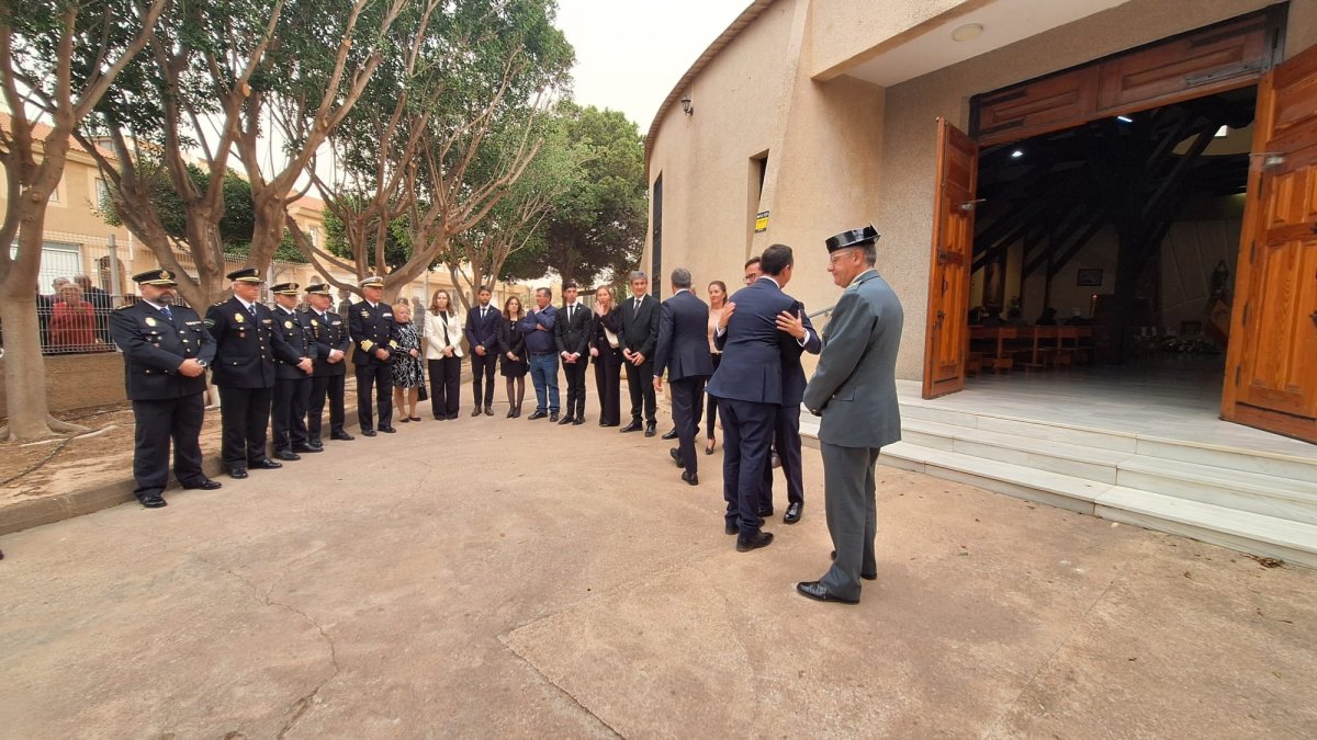 Autoridades a las puertas de la iglesia de Santo Domingo en el funeral por Juan Jesús López.