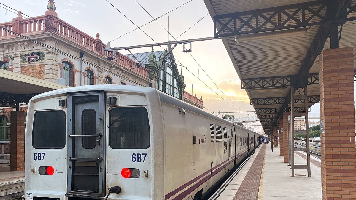 Intercity con doble composición en Almería.