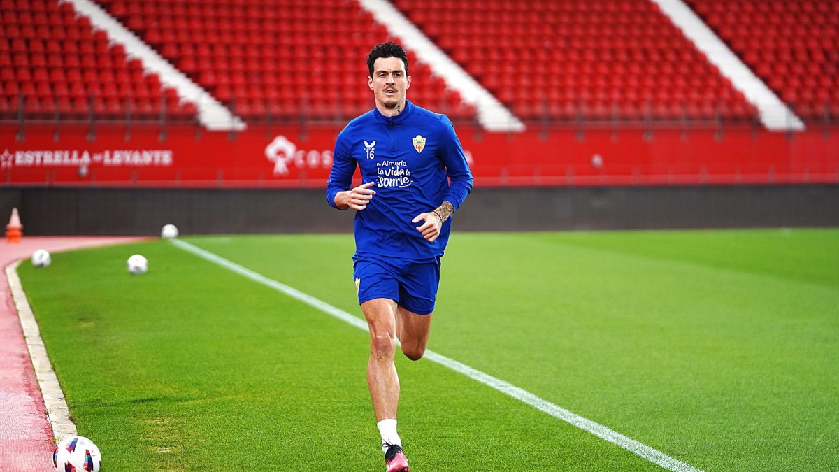 Tiene otro año más de contrato en el Almería.