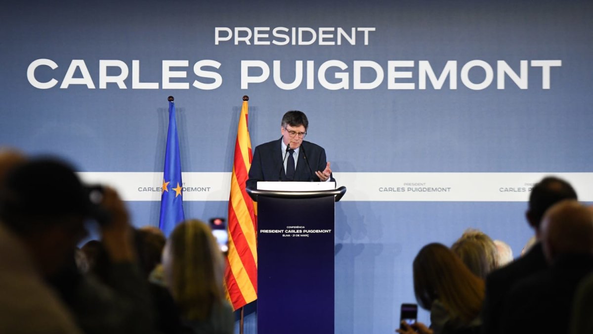 El expresidente de la Generalitat y eurodiputado de Junts, Carles Puigdemont, interviene en el Ayuntamiento de Elna (Francia) en una conferencia.