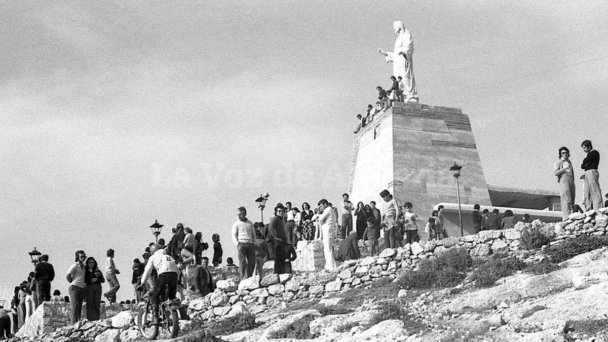 En los años 70 se perdió el respeto al Corazón de Jesús. Los jóvenes trepaban por su pedestal para ver las pruebas deportivas.