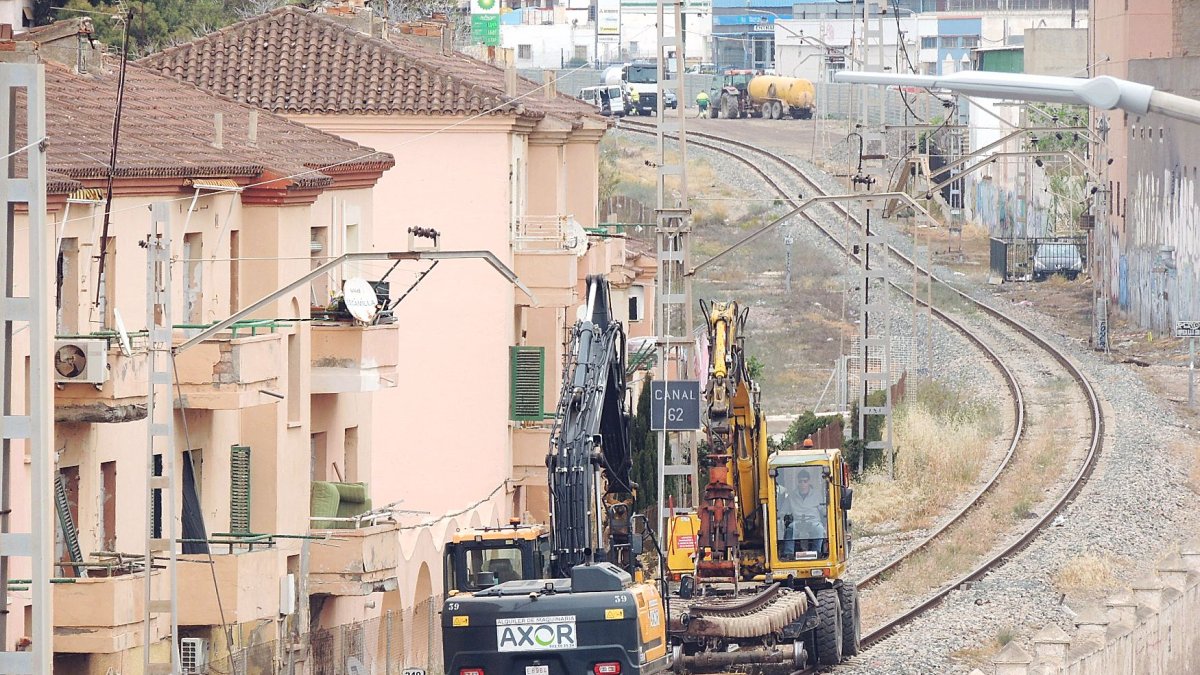 Las máquinas cortando la vía y retirándola hasta la zona donde estaba el puente de Los Molinos.