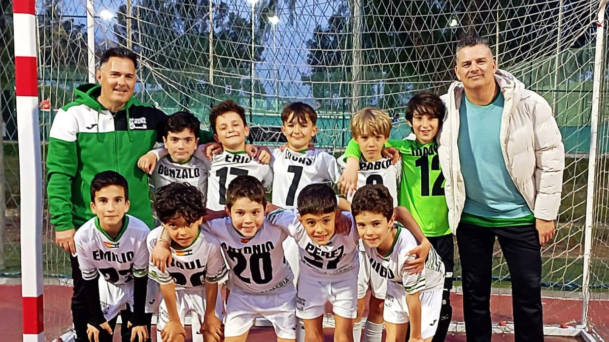 Los campeones de la fase oro de la liga benjamín de fútbol sala