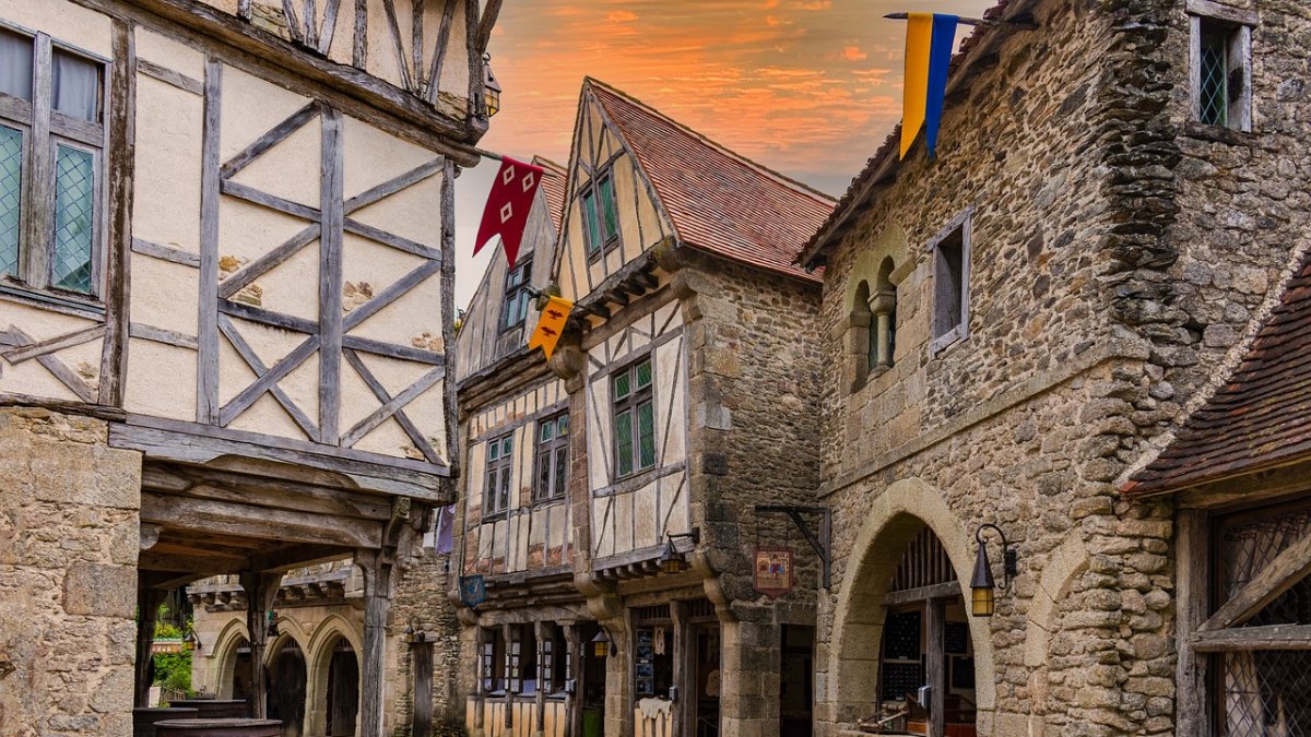 Una de las calles medievales de Pui du Fou. /Pixabay