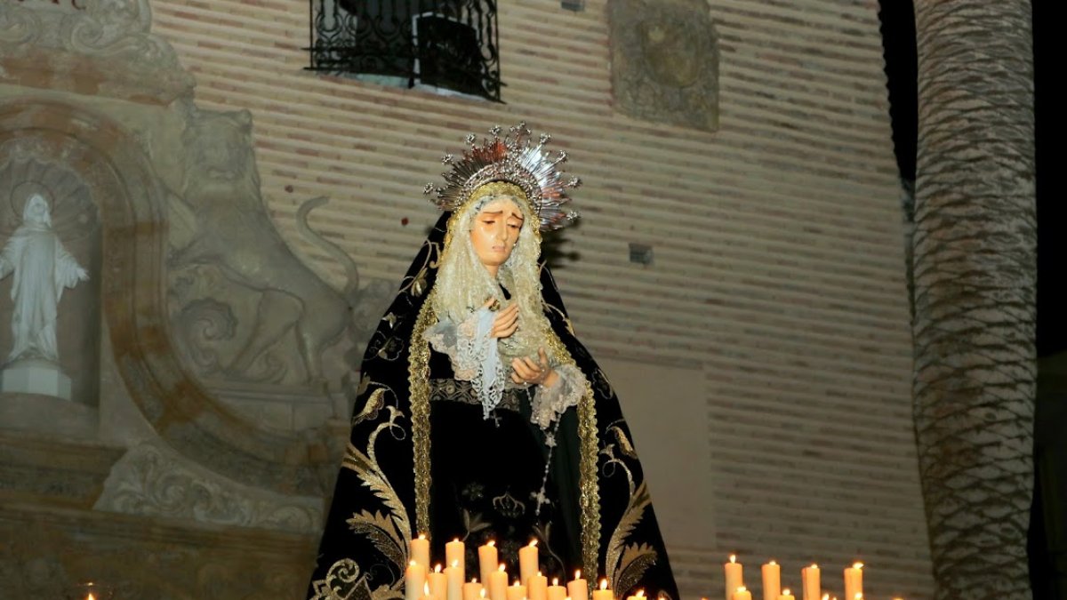 Ntra. Señora de los Dolores en la salida de su parroquia un Viernes de Dolores.