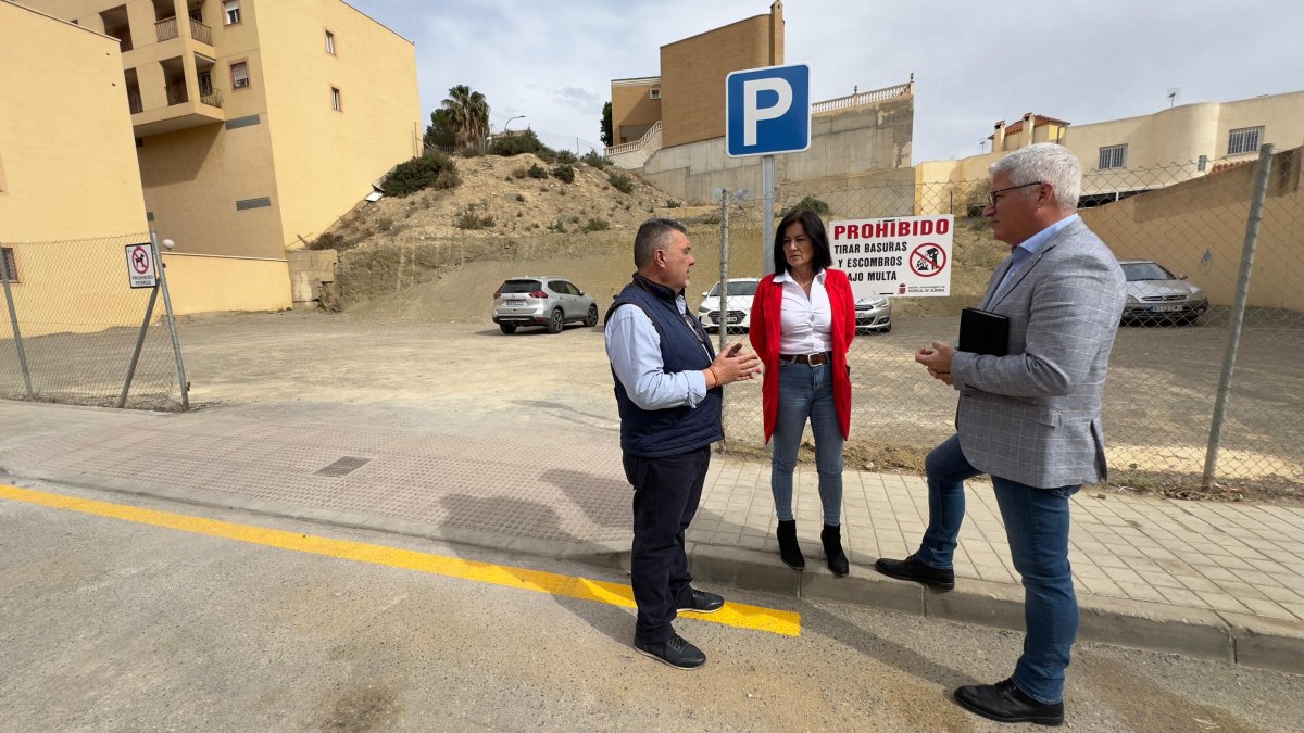 El alcalde, Ismael Torres, la concejala de Urbanismo, María del Mar Castelo, concejal de Servicios, Juan Luque, visitan uno de los aparcamientos.