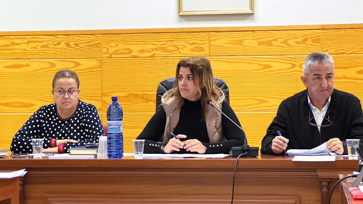 La alcaldesa de Benahadux, Noelia Damián, en el centro.