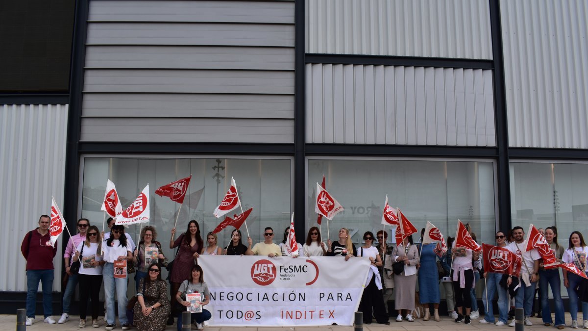 Empleadas del Grupo Inditex en el Centro Comercial Torrecárdenas.