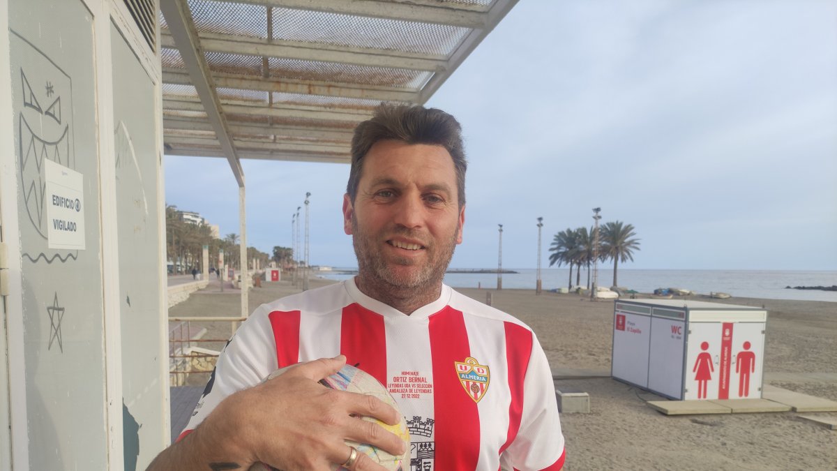 Con la camiseta del homenaje a Ortiz en su querido barrio de El Zapillo.