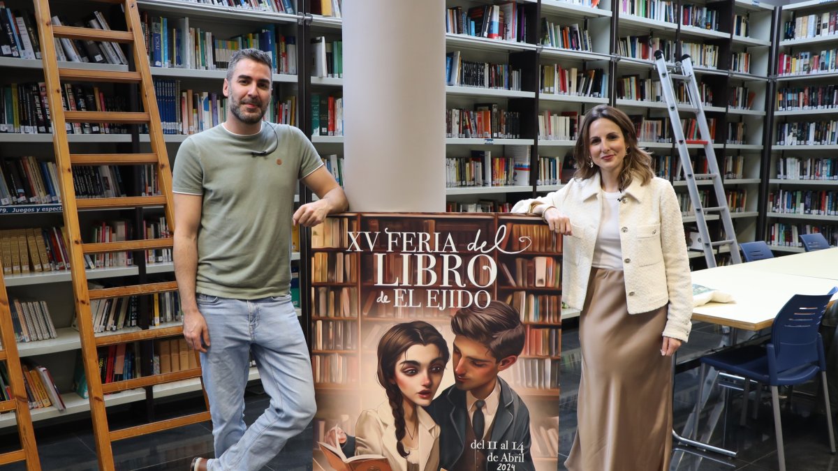 El ilustrador Antonio Lorente y la concejala de Cultura del Ayuntamiento de El Ejido, Elena Gómez, este viernes.