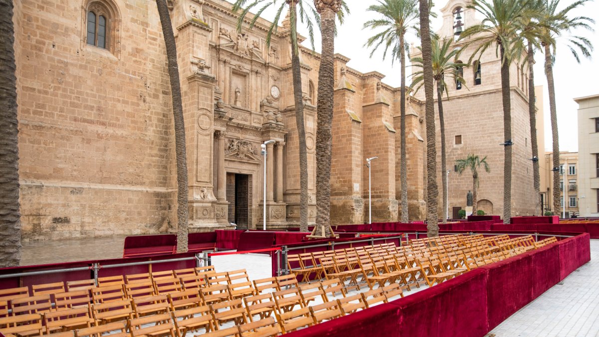 Sillas de la carrera oficial a su paso por la Catedral de Almería.