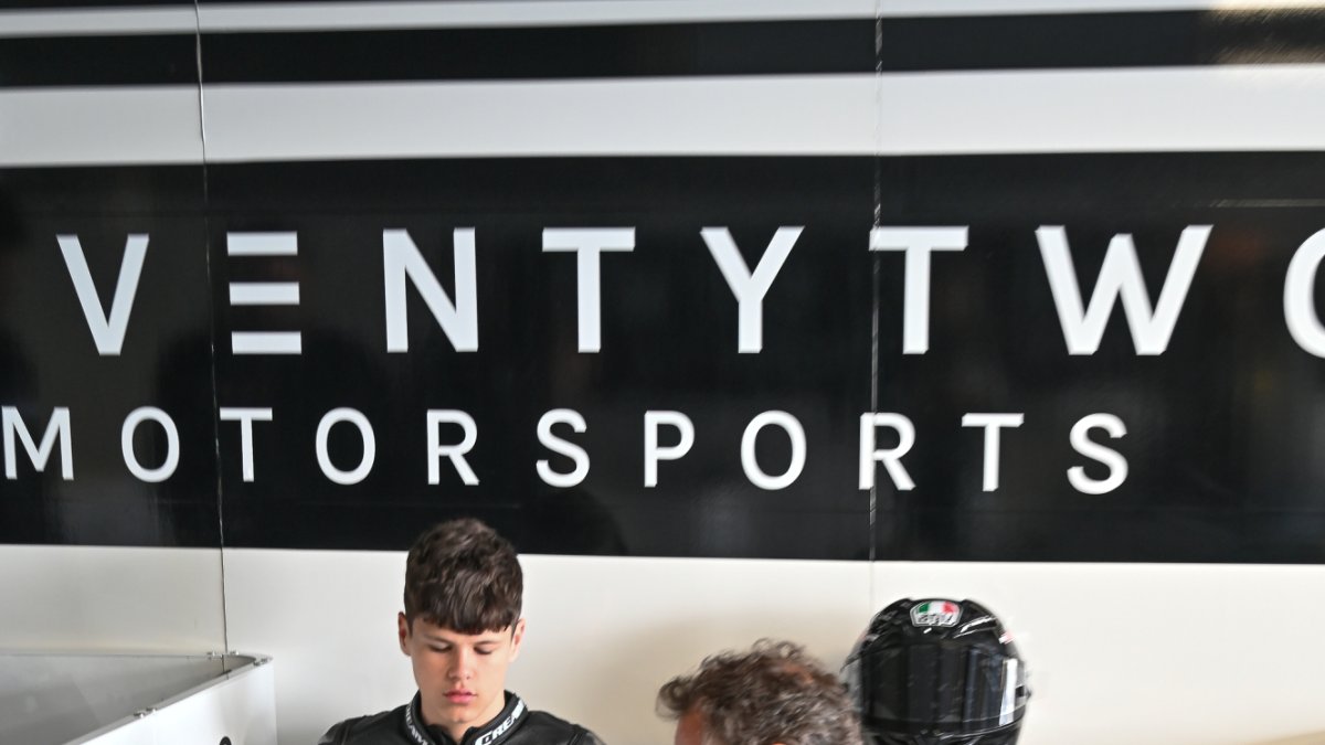 Emilio Alzamora aconsejando a Cano, uno de sus jóvenes pilotos